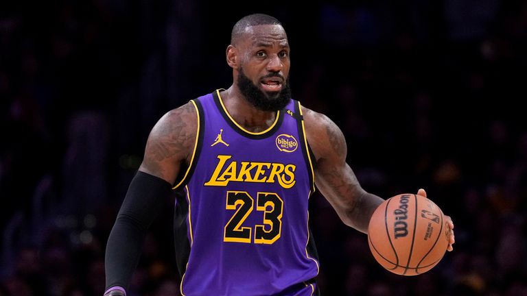 Penyerang Los Angeles Lakers LeBron James menggiring bola pada paruh pertama pertandingan bola basket NBA melawan Atlanta Hawks, Jumat, 3 Januari 2025, di Los Angeles. (Foto AP/Mark J. Terrill)