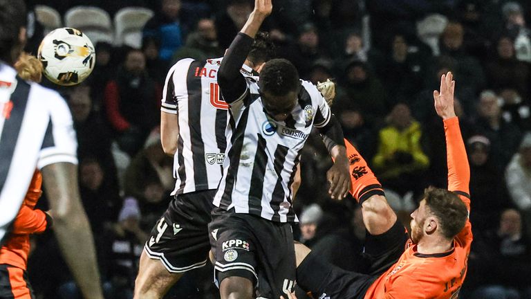 PAISLEY, SCOTLAND - 11 JANUARI: Louis Moult (kanan) dari Dundee United mencetak tendangan overhead untuk menjadikan skor 1-0 dalam pertandingan William Hill Premiership antara St Mirren dan Dundee United di Stadion SMiSA, pada 11 Januari 2025, di Paisley, Skotlandia. (Foto oleh Ross MacDonald / Grup SNS)