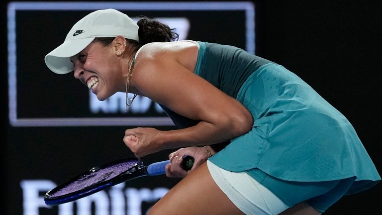 Madison Keys of the Us Merayakan Usai Defter Mengalahkan Iga Swiatek dari Polandia pada Laga Semifinal Kejuaraan Tenis Australia Terbuka di Melbourne, Australia, Jumat, 24 Januari 2025. (AP PHOTO/NG HAN GUAN)