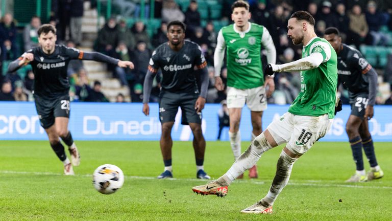 EDINBURGH, SCOTLAND - 11 JANUARI: Martin Boyle dari Hibernian mencetak gol untuk menjadikan skor 3-1 dalam pertandingan Liga Utama William Hill antara Hibernian dan Motherwell di Stadion Easter Road, pada 11 Januari 2025, di Edinburgh, Skotlandia. (Foto oleh Ross Parker / Grup SNS)