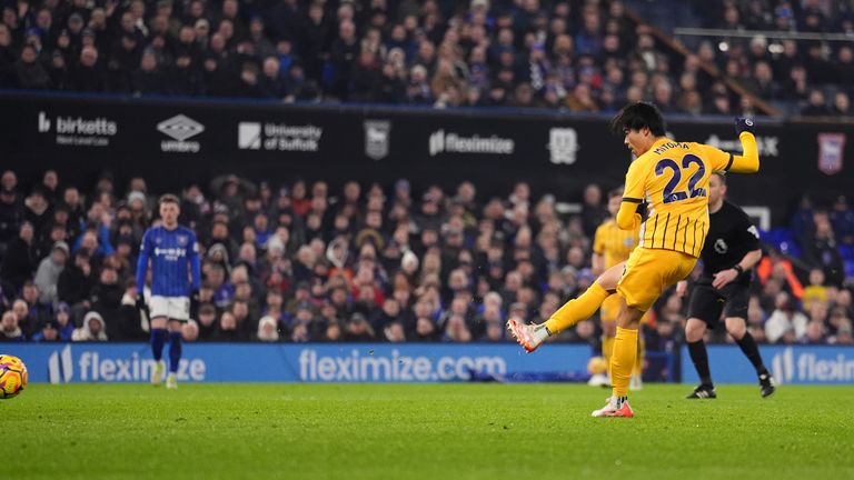 Five minutes later, Walton let Kaoru Mitoma's shot go through his hands to give Brighton the lead