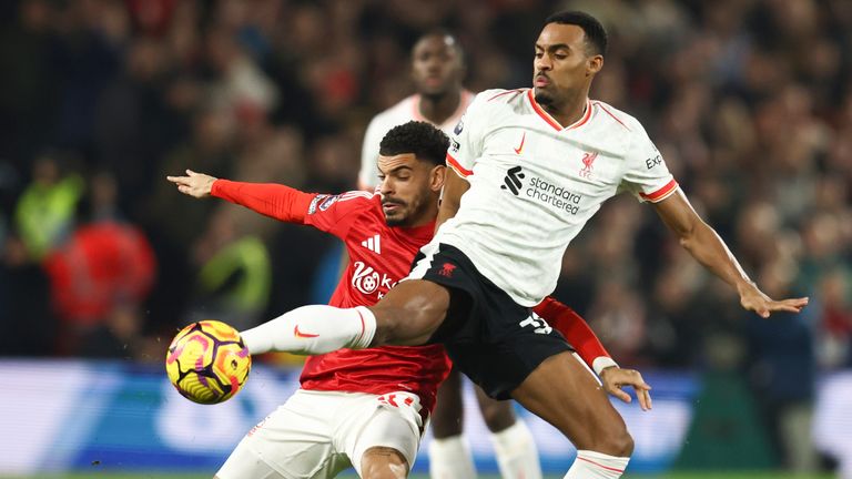 Morgan Gibbs-White uit Nottingham Forest strijdt om de bal met Ryan Gravenberch uit Liverpool (AP Photo/Darren Staples)