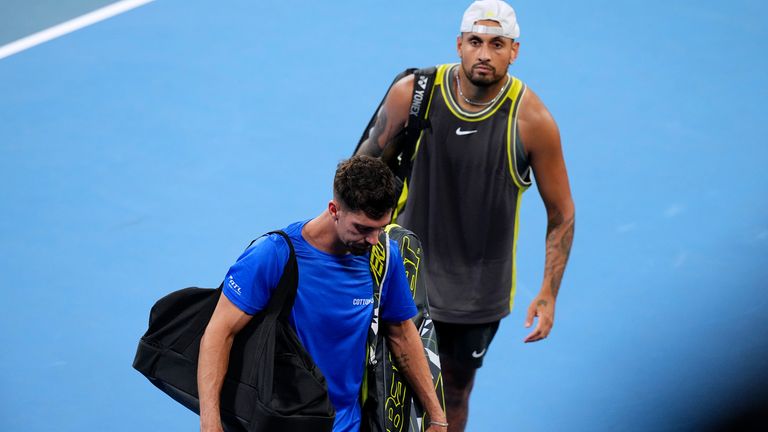 Nick Kyrgios dari Australia, kanan, dan Thanasi Kokkinakis meninggalkan lapangan setelah mundur dari pertandingan ganda putaran pertama melawan rekan senegaranya James Duckworth dan Aleksandar Vukic pada kejuaraan tenis Australia Terbuka di Melbourne, Australia, Kamis, 16 Januari 2025. (AP Photo/ Vincent Thian)