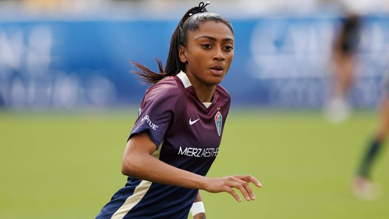 File - Kerolin Nicoli (9) dari North Carolina (9) menangani bola selama pertandingan sepak bola NWSL melawan Kansas City, Sabtu, 25 Maret 2023, di Cary, NC North Carolina Courage Forward, Kerolin, dinamai National Women ... S Soccer League yang paling berharga Pemain pada hari Jumat, 10 November 2023. (Foto AP/Ben McKeown, File)