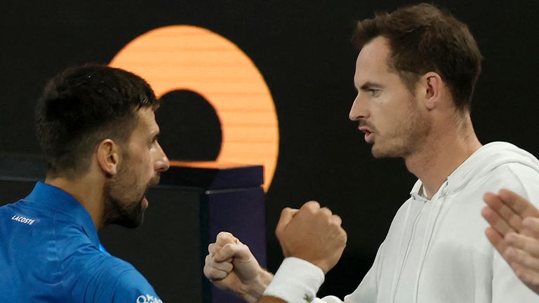 Serbia Novak Djokovic (L) merayakan kemenangannya atas Carlos Alcaraz dari Spanyol dengan pelatihnya Andy Murray (C) setelah pertandingan perempat final tunggal putra mereka pada hari sepuluh turnamen tenis Australia Terbuka di Melbourne pada 22 Januari 2025 (foto Martin Keep / AFP) / - Gambar terbatas pada penggunaan editorial - benar -benar tidak ada penggunaan komersial -