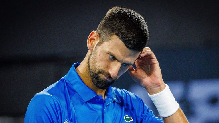 Reaksi Novak Djokovic dari Serbia saat pertandingan perempat final tunggal putra melawan Reilly Opelka dari AS di turnamen tenis Internasional Brisbane di Brisbane pada 3 Januari 2025. (Foto oleh Patrick HAMILTON/AFP) / --GAMBAR DIBATASI UNTUK PENGGUNAAN EDITORIAL - SANGAT TIDAK ADA KOMERSIAL MENGGUNAKAN--