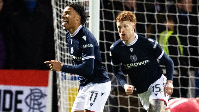 Oluwaseun Adewumi dari Dundee merayakan setelah mencetak gol