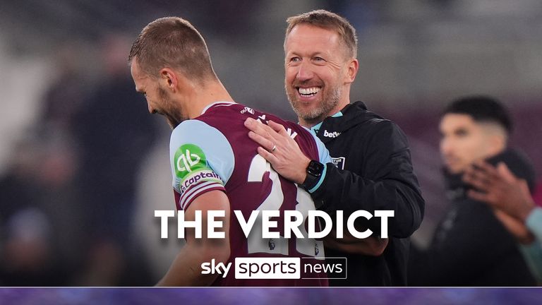 Manajer West Ham United Graham Potter (kanan) dan Tomas Soucek usai pertandingan Liga Inggris di Stadion London. Tanggal gambar: Selasa 14 Januari 2025.