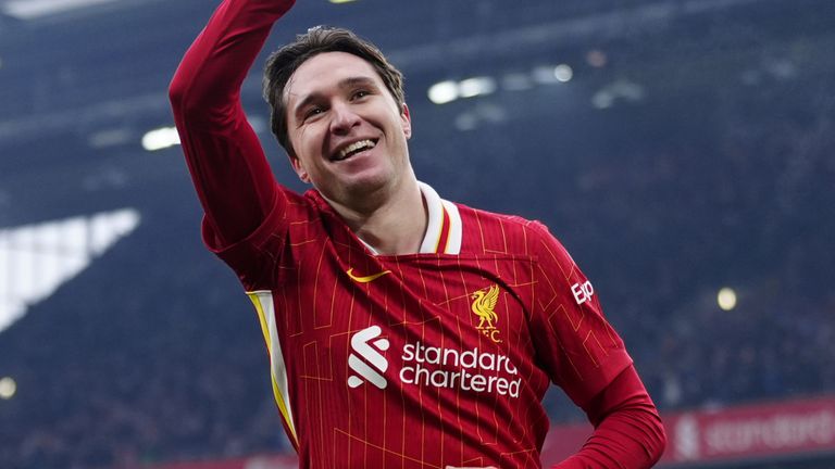 Federico Chiesa saúda a multidão de Anfield depois de marcar o quarto gol do Liverpool contra o Accrington Stanley