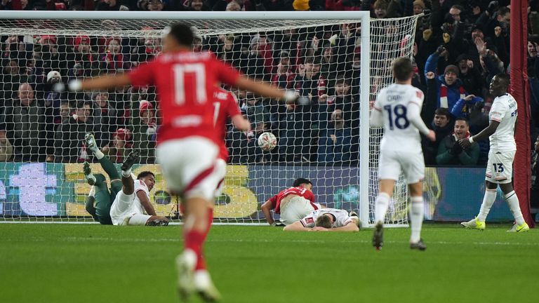 Ramón Sosa stoops to score for Nottingham Forest