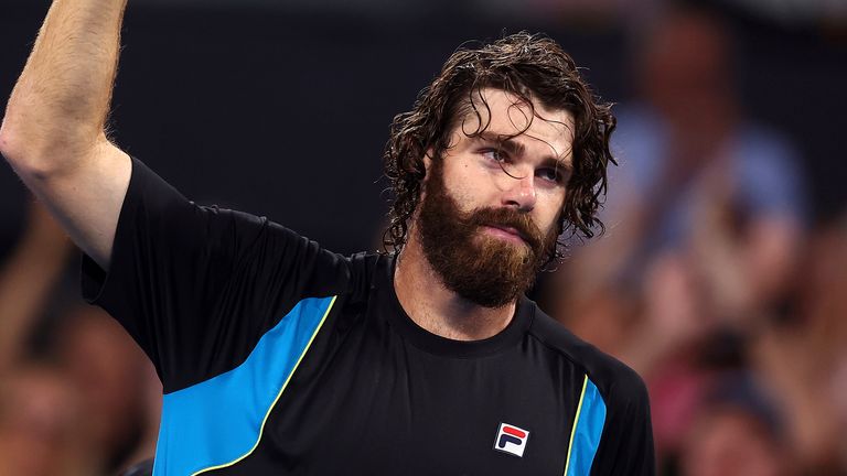 Reilly Opelka dari AS merayakan kemenangannya melawan petenis Serbia Novak Djokovic di Brisbane International, di Brisbane, Australia, Jumat, 3 Januari 2025. (AP Photo/Pat Hoelscher)