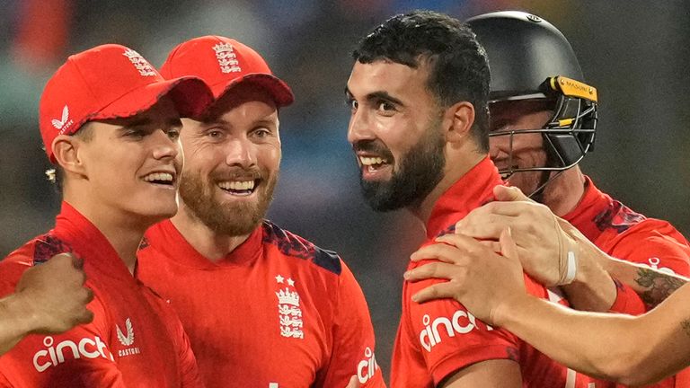 England's Saqib Mahmood, center, without a cap, celebrates with teammates the wicket of India's captain Suryakumar Yadav during the fourth T20 cricket match between England and India in Pune, India, Friday, Jan. 31, 2025. (AP Photo/Rafiq Maqbool)