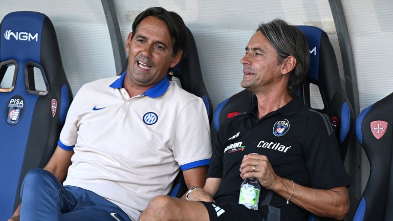   Simone Inzaghi van Internazionale en Filippo Inzaghi van Pisa tijdens de vriendschappelijke wedstrijd tussen Pisa en Inter op 2 augustus 2024 in Arena Garibaldi in Pisa, Italië.