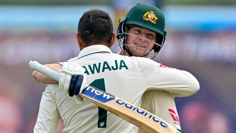 Australia Usman Khawaja (L) merayakan dengan kapten Steve Smith setelah mencetak satu abad (100 berjalan) selama hari pertama pertandingan kriket tes pertama antara Sri Lanka dan Australia di Stadion Kriket Internasional Galle di Galle pada 29 Januari 2025. Oleh Ishara S. Kodikara / AFP)