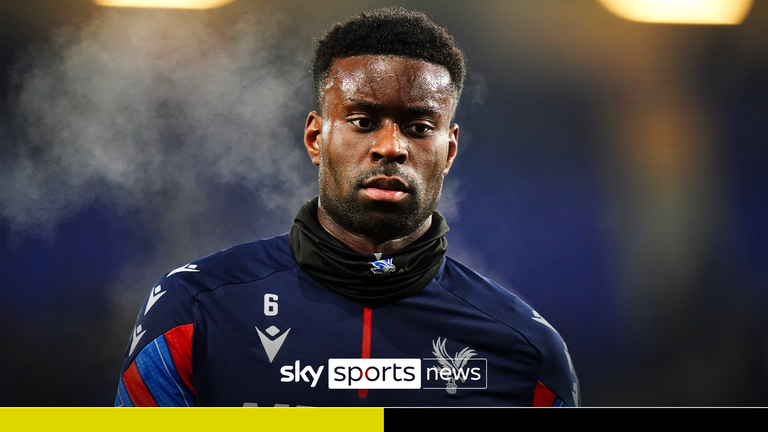 Marc Guehi dari Crystal Palace melakukan pemanasan sebelum pertandingan Liga Premier di Portman Road, Ipswich. Tanggal Gambar: Selasa 3 Desember 2024.