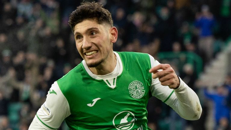 EDINBURGH, SCOTLAND - 11 JANUARI: Nectar Triantis dari Hibernian merayakan setelah mencetak gol untuk menjadikan skor 2-0 dalam pertandingan Liga Utama William Hill antara Hibernian dan Motherwell di Stadion Easter Road, pada 11 Januari 2025, di Edinburgh, Skotlandia. (Foto oleh Ross Parker / Grup SNS)