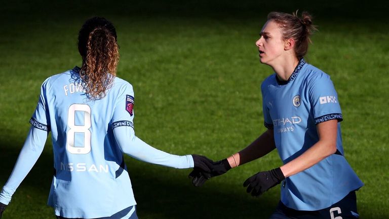 Vivianne Miedema congratulates naked for Man City v. Aston Villa