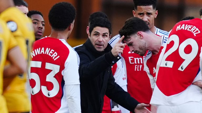 Arsenal Manager Mikel Arteta grab the instructions to his players