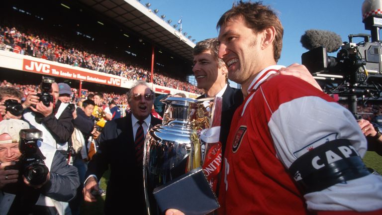 3 Mei 1998 - FA Carling Premiership - Arsenal v Everton - Tony Adams dan Arsene Wenger dari Arsenal dengan Trophy Premiership. - Foto oleh Mark Leech / Offside ..