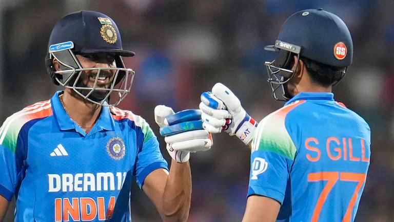 Shubman Gill India, kanan, dan Axar Patel merayakan skor berjalan selama pertandingan kriket internasional satu hari pertama antara India dan Inggris di Stadion Vidarbha di Nagpur, India, Kamis, 6 Februari 2025. (Foto AP/Aijaz Rahi) 