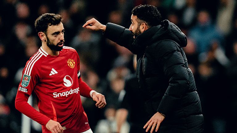 LONDON, Inggris - 19 Desember: Kepala pelatih Ruben Amorim dari Manchester United berbicara kepada Bruno Fernandes selama pertandingan kuartal Piala Carabao antara Tottenham Hotspur dan Manchester United di Tottenham Hotspur Stadion pada 19 Desember 2024 di London, Inggris. (Foto oleh Zohaib Alam - MUFC/Manchester United via Getty Images)