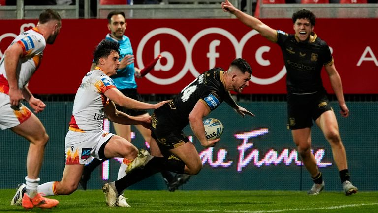 Cade Cust of Hull FC scoring a try