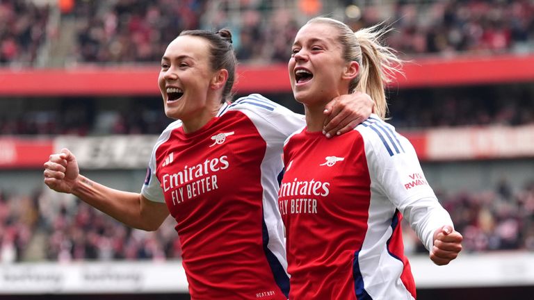 Caitlin Foord und Alessia Russo, nachdem Arsenal eine 1: 0-Führung übernommen hatte