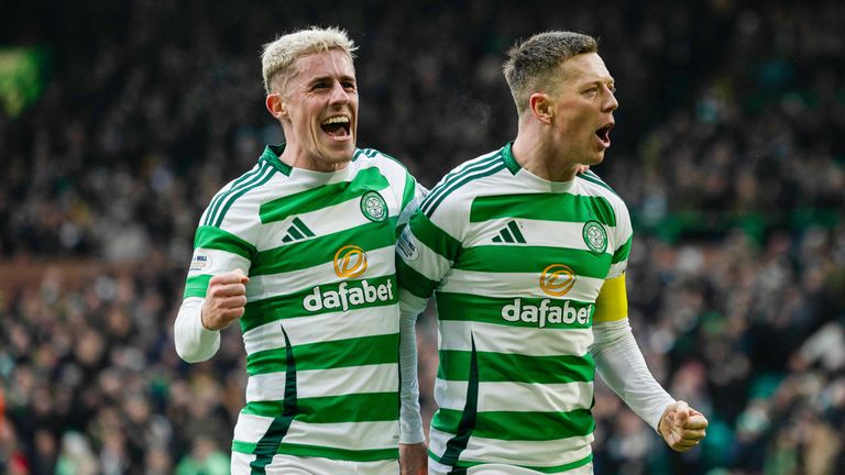 Callum McGregor (R) Celtic merayakan skor untuk membuatnya 1-0 dengan rekan setimnya Luke McCowan