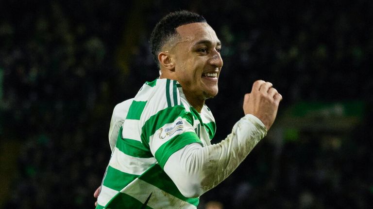 Celtic Adam Idah merayakan skor untuk membuatnya 2-0 selama pertandingan William Hill Premiership antara Celtic dan Dundee di Celtic Park, pada 05 Februari 2025, di Glasgow, Skotlandia. (Foto oleh grup Craig Foy / SNS)