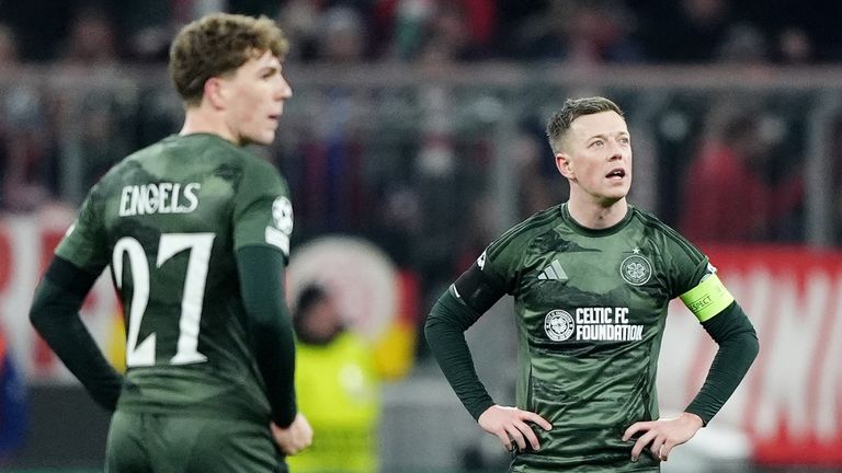 Pemain Celtic berdiri sedih setelah Bayern Munich mencetak gol pemenang terakhir di play-off Liga Champions mereka