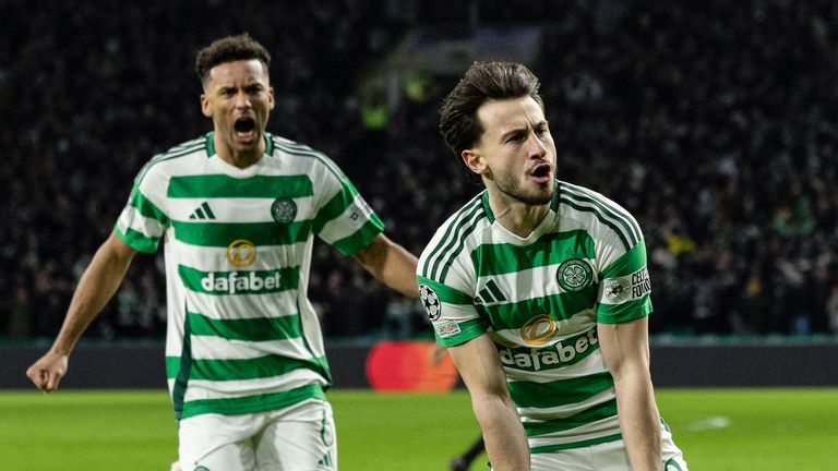 Glasgow, Skotlandia -12 Februari: Celtic's Nicolas Kuhn merayakan setelah mencetak tetapi golnya dikesampingkan karena Adam Idah berada di posisi offside selama pertandingan Knockout Liga Liga Liga Liga 2024/25 -Play -Offout -Offout -OFF Leg First Match Celtic Celtic dan FC Bayern Munich di Celtic Park, pada 12 Februari 2025, di Glasgow, Skotlandia. (Foto oleh grup Craig Foy / SNS)