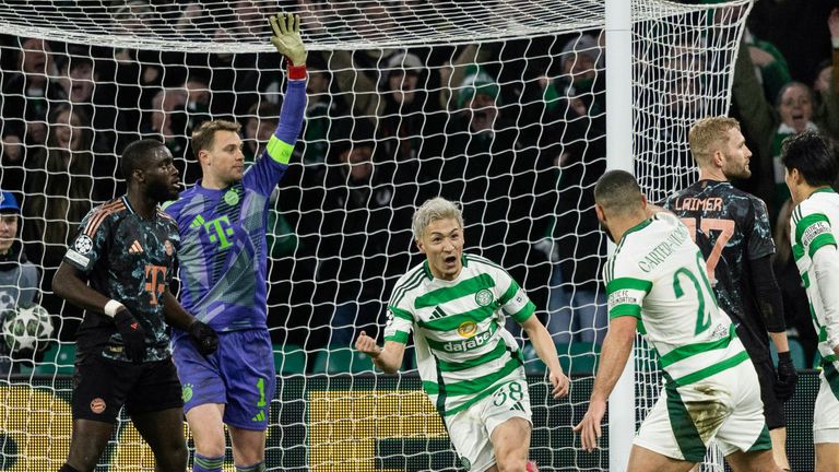 GLASGOW, Skotlandia-12 Februari: Daizen Maeda (tengah) Celtic merayakan menarik gol kembali untuk membuatnya 2-1 selama pertandingan leg pertama Liga Liga Liga UEFA 2024/25 di Celtic Play-Off antara Celtic dan FC Bayern Munich di Celtic Park, pada 12 Februari 2025, di Glasgow, Skotlandia. (Foto oleh grup Craig Foy / SNS)