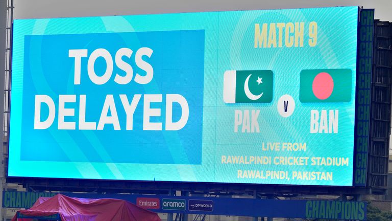 Sandaran berdiri di samping layar lebar tampilan pijat yang ditunda oleh hujan sebelum dimulainya pertandingan kriket trofi ICC Champions antara Pakistan dan Bangladesh, di Rawalpindi, Pakistan Kamis, 27 Februari 2025. (Foto AP/Anjum Naveed)