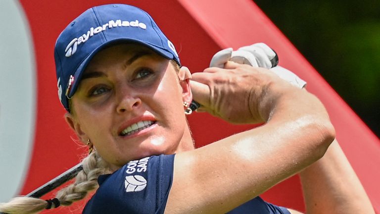 Charley Hull of England melakukan tembakan selama putaran salah satu Turnamen Golf Kejuaraan Wanita HSBC di Sentosa Golf Club di Singapura pada 27 Februari 2025. (Foto oleh Roslan Rahman / AFP) 