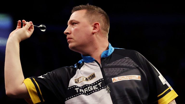 Chris Dobey beraksi selama pertandingan melawan Gerwyn Price di malam hari salah satu Liga Premier BETMGM 2025 di SSE Arena, Belfast.