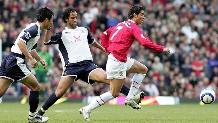 Cristiano Ronaldo beraksi untuk Manchester United pada tahun 2005