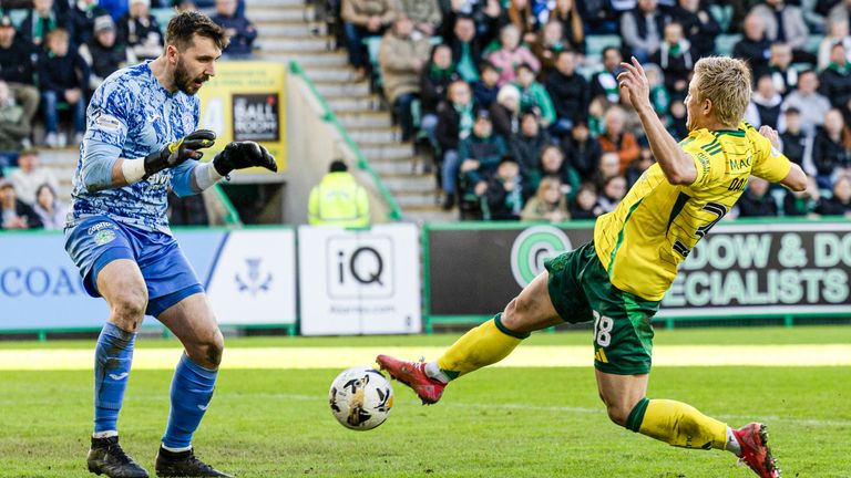 Edimburgo, Escocia - 22 de febrero: los puntajes Daizen Maeda de Celtic para poner el 2-1 durante un partido de la Premier League de William Hill entre Hibernian y Celtic en Easter Road, el 22 de febrero de 2025, en Edimburgo, Escocia. (Foto del grupo Ross Parker / SNS)