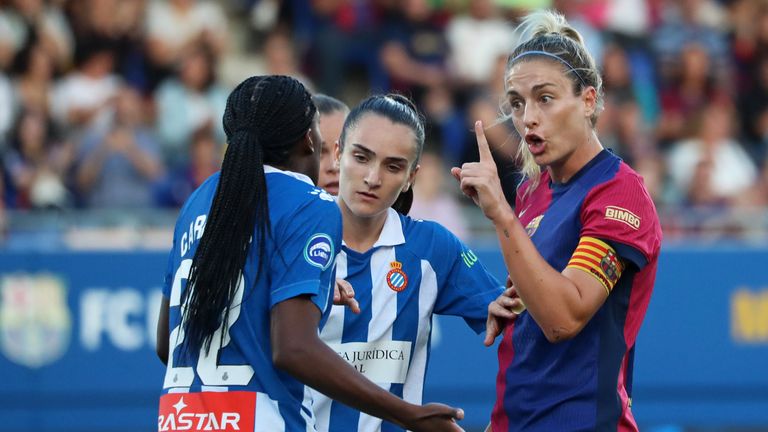 Alexia Putellas dan Daniela Caracas berdebat selama pertandingan antara Barcelona dan Espanyol 