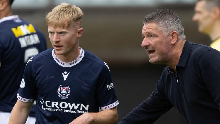 Dundee, Escocia - 04 de agosto: el gerente de Dundee, Lyall Cameron, habla con el gerente Tony Docherty durante un partido de la Premier League de William Hill entre Dundee United y Dundee en el Calforth Construction Arena en Tannadice, el 04 de agosto de 2024, en Dundee, Scotland. (Foto del grupo Ross Parker / SNS)