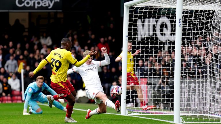 Edo Kayembe menggandakan keunggulan Watford atas Luton