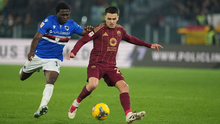 Tantangan Enzo Le Fee, kanan, dan Ebenezer Akinsanmiro dari Sampdoria untuk bola selama pertandingan sepak bola Piala Italia antara Roma dan Sampdoria, di Stadion Olimpiade Roma, Rabu, 18 Desember 2024. (Foto AP/Andrew Medichini), Rabu, 18 Desember 2024 (AP Photo/Andrew Medichini)