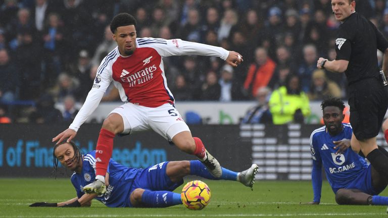 Bobby Dumped-Reid Tackle Ethan Nwaneri (AP Photo/Rui Vieira)