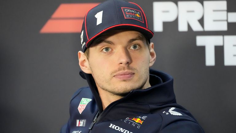 Driver Red Bull Max Verstappen dari Belanda duduk di konferensi pers selama tes pra-musim Formula Satu di Sirkuit Internasional Bahrain di Sakhir, Bahrain, Kamis, 27 Februari 2025. (AP Photo/Darko Bandic)