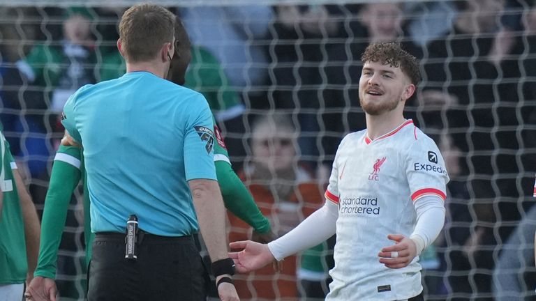 Harvey Elliott memohon kepada wasit setelah kebobolan penalti di taman rumah