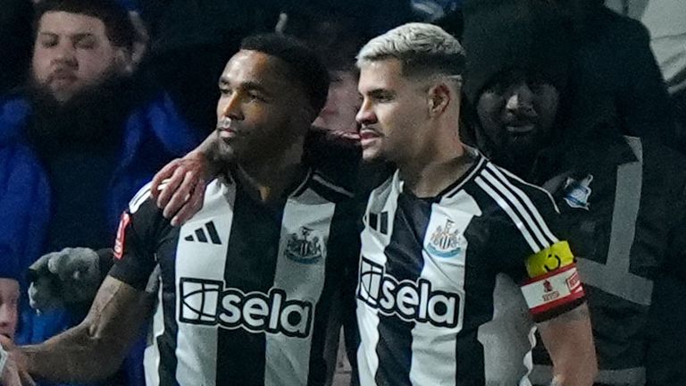 Callum Wilson merayakan dengan Bruno Guimaraes setelah mencetak gol kedua Newcastle di Birmingham