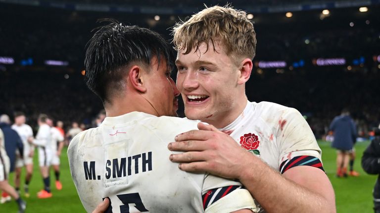 Fin Smith (à direita) manteve sua posição na metade da mosca na Copa de Calcutá da Inglaterra contra a Escócia, em que Marcus Smith (à esquerda) começa com o zagueiro completo