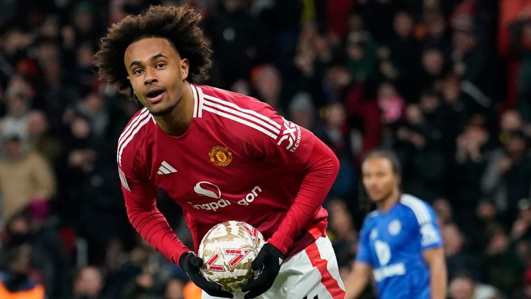 Joshua Zirkzee dari Manchester United, tengah, merayakan setelah mencetak gol melawan Leicester