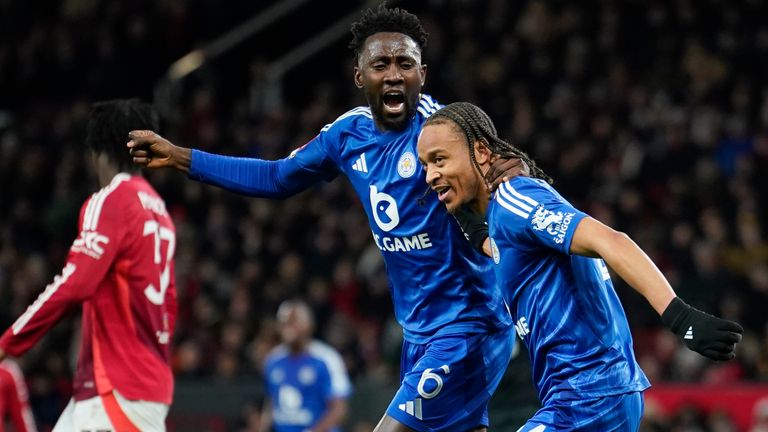 Leicester Bobby Decordova-Reid, benar, merayakan dengan Wilfred Ndidi dari Leicester setelah mencetak gol melawan Manchester United