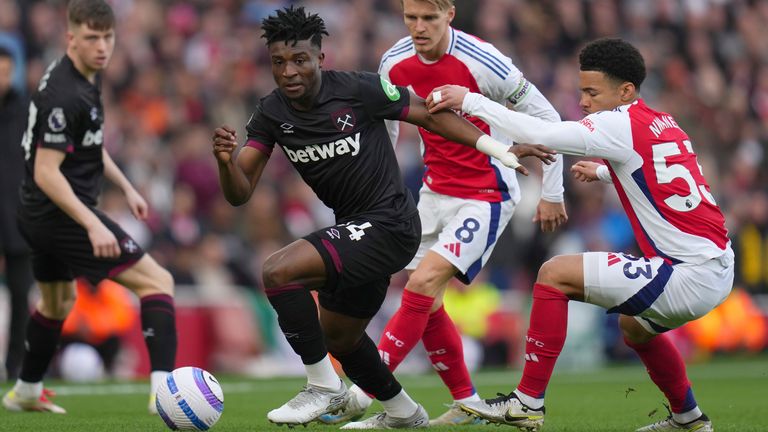 Arsenal's Ethan Nwaneri, right, challenges for the ball with West Ham's Mohammed Kudus