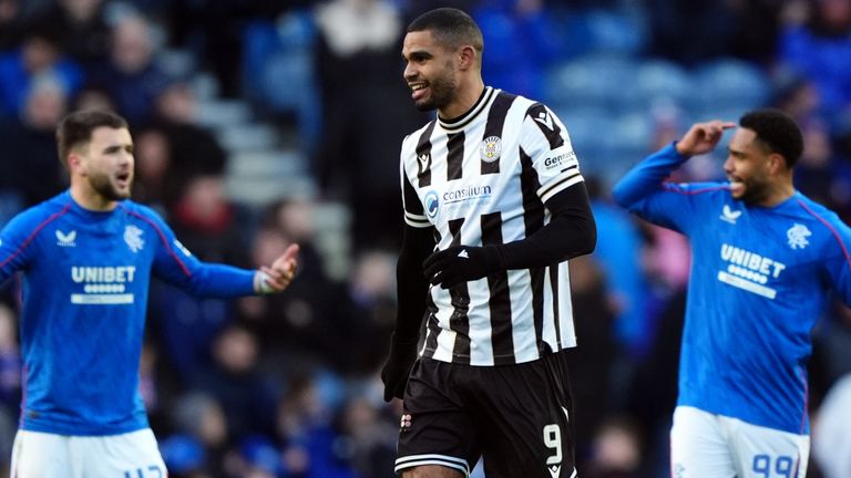 Mikael Mandron de St Mirren celebra el segundo gol marcado por Toyosi Olusanya